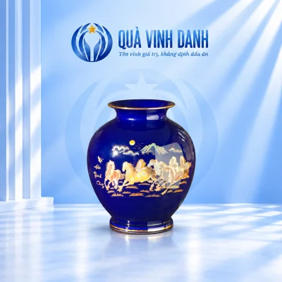 Lọ hoa men xanh thân tròn với cảnh ngựa nhiều màu trên nền Quà Vinh Danh