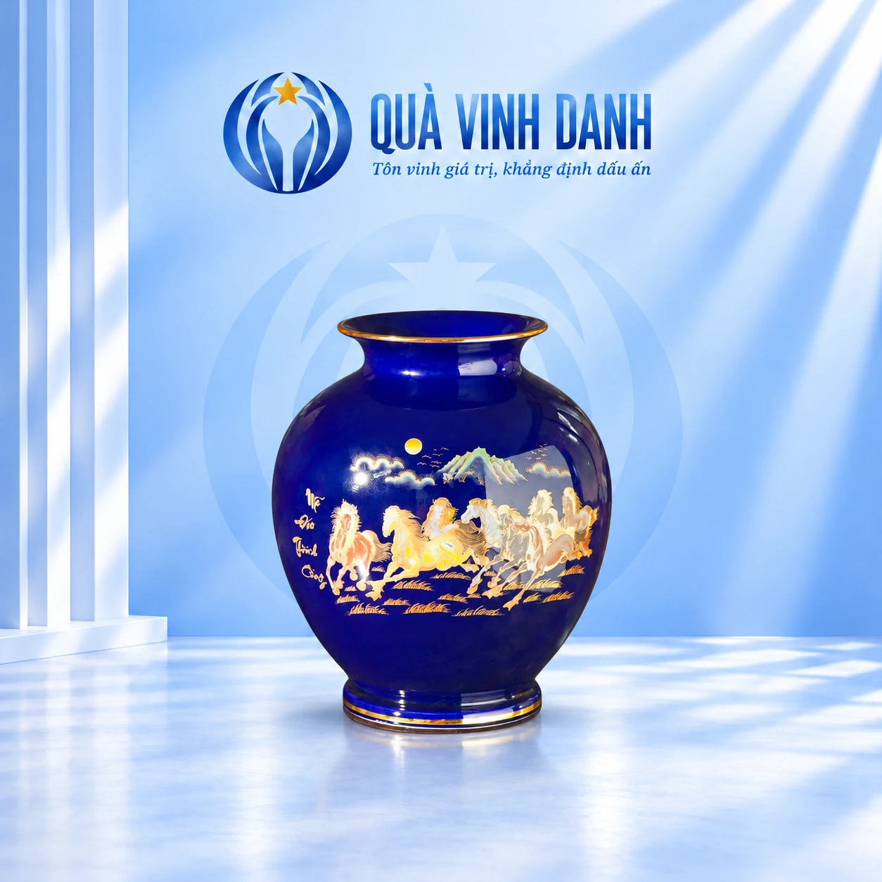 Lọ hoa men xanh thân tròn với cảnh ngựa nhiều màu trên nền Quà Vinh Danh