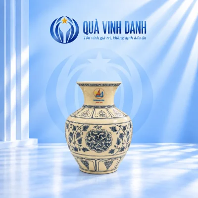 Lọ Trường Phúc màu kem men rạn, miệng loe và hoa văn xanh trên nền Quà Vinh Danh