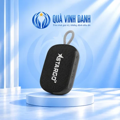 Ảnh đổi nền từ catalogue StarGO Wave Mini đen dáng chữ nhật bo tròn giữ logo trắng vòng đeo xám và dãy nút cạnh phải trên bục Quà Vinh Danh