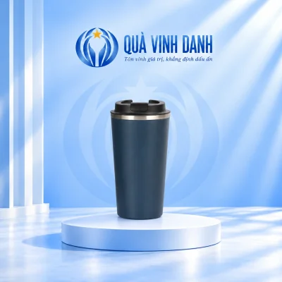 Ly giữ nhiệt 510ml xanh đậm nắp bật đen viền sáng trên bục nền Quà Vinh Danh