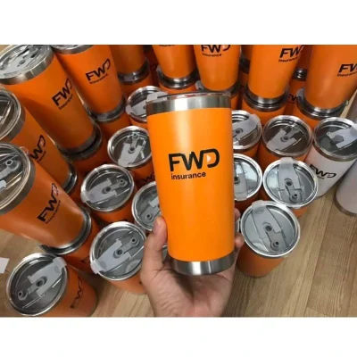Ảnh thật nguồn ly cam nắp trong in FWD insurance giữ nguyên logo và các ly phía sau