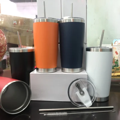 Ảnh thật nguồn các ly 600ml nhiều màu với nắp trong đặt rời ống hút và cọ rửa giữ nguyên toàn khung