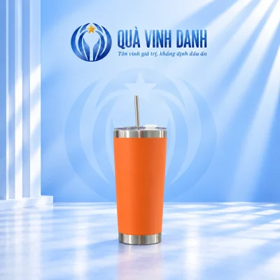Ly giữ nhiệt 600ml màu cam nắp trong ống hút kim loại viền sáng trên nền Quà Vinh Danh không bục