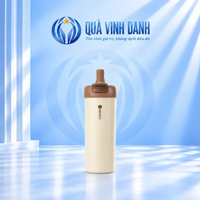 Ly giữ nhiệt Elmich EL1658 thân kem nắp nâu giữ logo hãng trên nền Quà Vinh Danh không bục