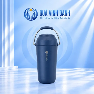 Ly giữ nhiệt Elmich EL8308 xanh navy nắp đóng quai dạng thanh sáng màu phần cầm xanh giữ logo dọc trên nền Quà Vinh Danh không bục