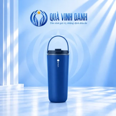 Ly giữ nhiệt Elmich EL8312 xanh navy vòng cầm dựng nắp đóng giữ logo Elmich dọc thân trên nền Quà Vinh Danh không bục