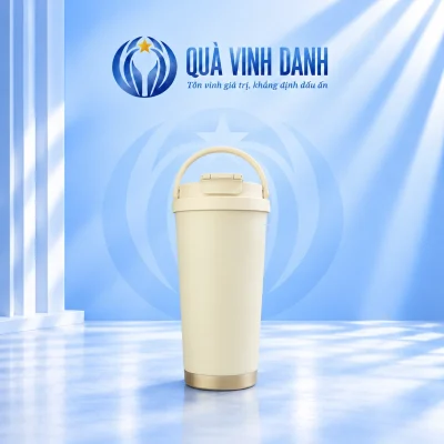 Ly giữ nhiệt Flower bản kem trơn quai vòng dựng và nắp bật trên nền Quà Vinh Danh không bục