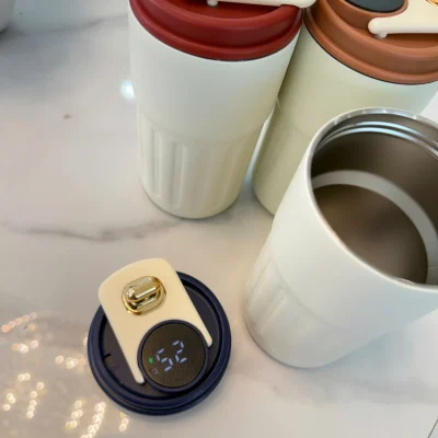 Ảnh thật nguồn nắp ly xanh đậm đặt rời đang hiển thị số 52 cạnh ly mở và các nắp phối màu giữ nguyên