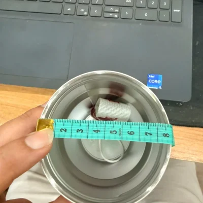 Ảnh thật nguồn nhìn vào miệng và lòng ly với thước dây ngang miệng dây vải bên trong giữ nguyên toàn khung