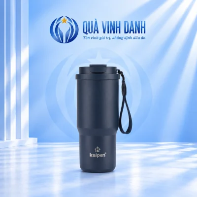 Ly giữ nhiệt Kalpen DA05 xanh than thân thắt gọn dây đeo vải bên phải giữ logo Kalpen trên nền Quà Vinh Danh không bục