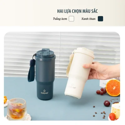 Ảnh catalog nguồn ly Kalpen DA05 hai màu có bàn tay giữ ly cho thấy nắp gạt dây vải và chữ giới thiệu màu giữ nguyên