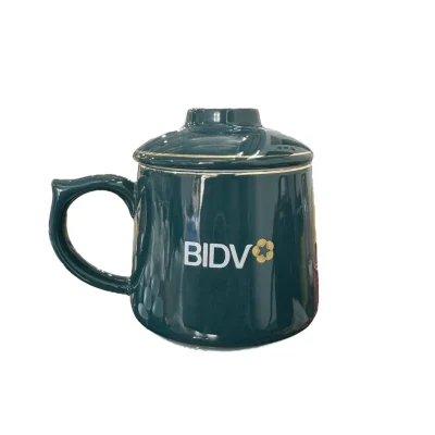 Bản ảnh nguồn đã xử lý nền ly xanh đậm giữ chữ BIDV, biểu trưng vàng và đường viền trên nắp, miệng ly