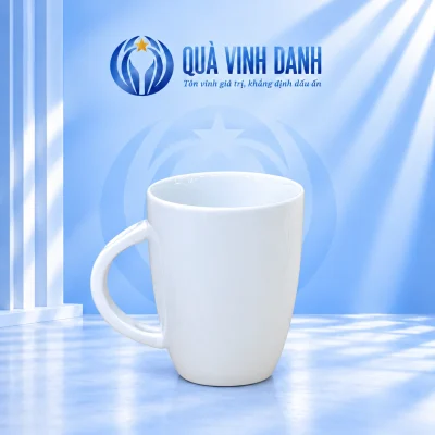 Ly sứ quai thìa trắng trơn 400 ml trên nền xanh Quà Vinh Danh không bục
