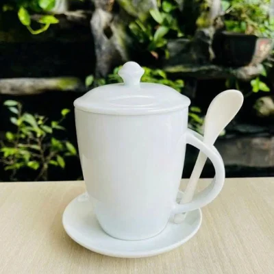 Ảnh nguồn ly trắng quai phải có nắp, thìa trong vùng quai và đĩa kê trắng