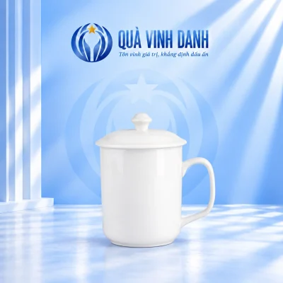 Minh họa ly sứ trắng quai vuông bên phải có nắp và núm trên nền Quà Vinh Danh không bục