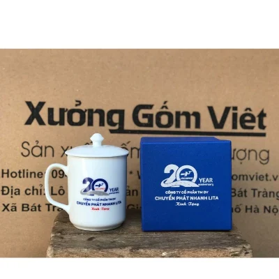 Ảnh nguồn ly quai vuông có nắp và hộp xanh, giữ biểu trưng 20 YEAR, tên Chuyển Phát Nhanh LITA và Kính Tặng