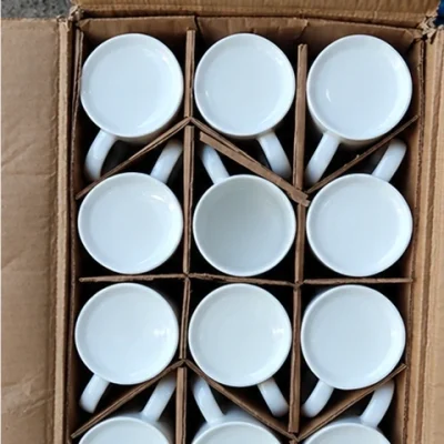 Ảnh chụp nguồn nhìn từ trên xuống thùng chia ô đựng các ly 101N trắng trơn, giữ nguyên toàn khung