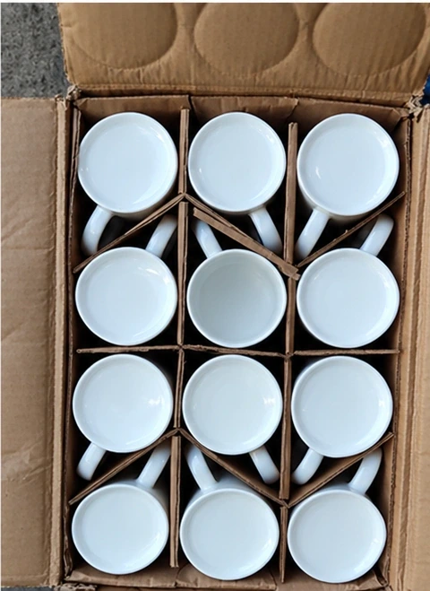 Ảnh chụp nguồn nhìn từ trên xuống thùng chia ô đựng các ly 101N trắng trơn, giữ nguyên toàn khung