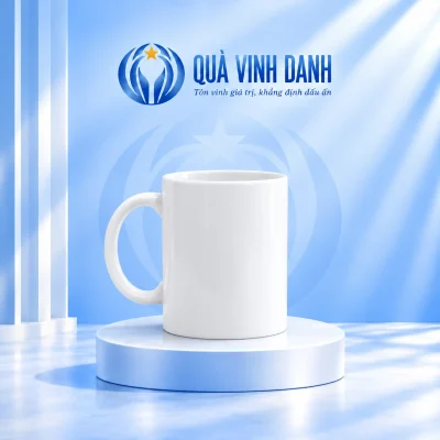 Minh họa ly sứ trụ 101N trắng trơn, quai chữ C bên trái trên bục nền xanh Quà Vinh Danh
