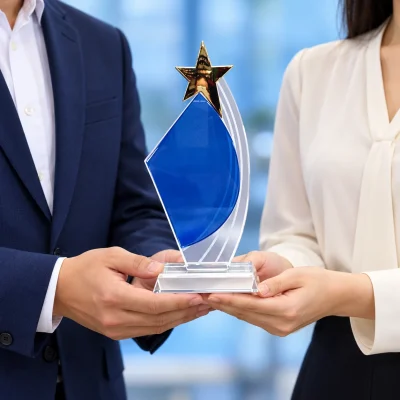 Minh họa đồng nghiệp trao kỷ niệm chương mẫu 06 mặt xanh sao vàng bằng cách đỡ chân