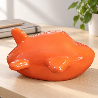 Minh họa heo đất máy bay S2 cam trên bàn sáng cạnh sổ và cây xanh