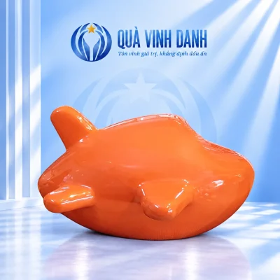 Heo đất máy bay S2 cam trơn với thân bo tròn và cánh ngắn trên nền Quà Vinh Danh