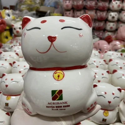 Ảnh nguồn mèo thần tài có chữ AGRIBANK ở bụng để tham khảo vị trí bố cục