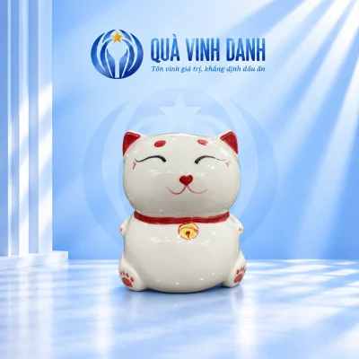Heo đất mèo thần tài trắng ngồi, mắt cười, vòng cổ đỏ và chuông vàng trên nền Quà Vinh Danh