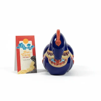 Ảnh nguồn mặt trước ngựa xanh thổ cẩm với bờm đỏ và họa tiết quanh ngực