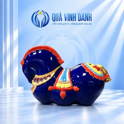 Heo đất dáng ngựa thổ cẩm xanh đậm bờm đỏ trên nền Quà Vinh Danh