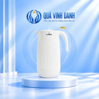 Phích La Fonte011655 trắng gân dọc tay cầm cong lẫy đầu vàng giữ tên La Fonte trên nền Quà Vinh Danh có bục