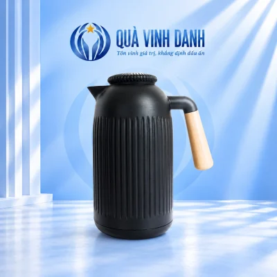 Phích La Fonte 011679 đen thân gân dọc nắp tròn cán gỗ sáng bên phải trên nền Quà Vinh Danh không bục