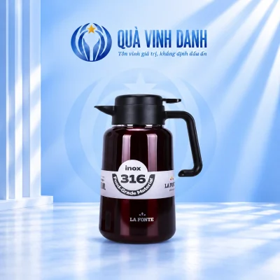 Phích La Fonte 014748RED đỏ sẫm nắp tay cầm đen giữ nhãn inox316 và logo La Fonte trên nền Quà Vinh Danh không bục