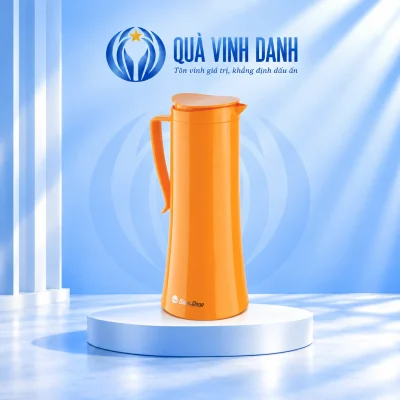 Phích Rạng Đông RD1040N1E màu cam dáng cao thuôn tay cầm trái miệng rót phải giữ logo Rạng Đông trên nền Quà Vinh Danh có bục