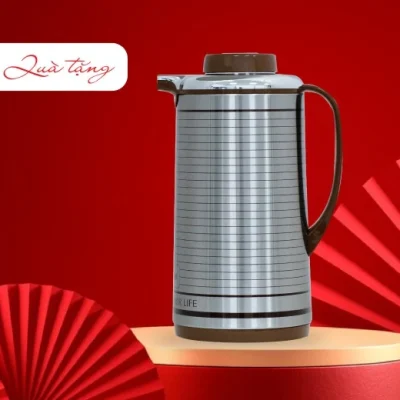 Catalog phích inox kẻ sọc nắp nâu trên nền đỏ có chữ Quà tặng giữ nguyên phần chữ phía dưới thân