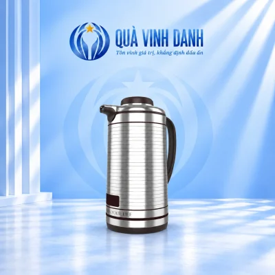 Phích Rạng Đông RD1040ST4E inox kẻ sọc vai sáng nắp nâu giữ ô và chữ phía dưới thân trên nền Quà Vinh Danh không bục
