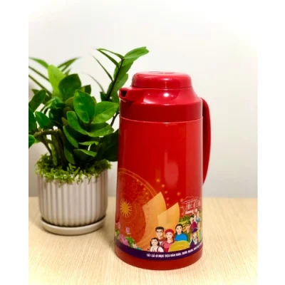 Ảnh chụp nguồn RD1040TS đỏ góc nghiêng quai dài bên phải vòi trái giữ tranh nhân vật và dòng chữ dưới thân