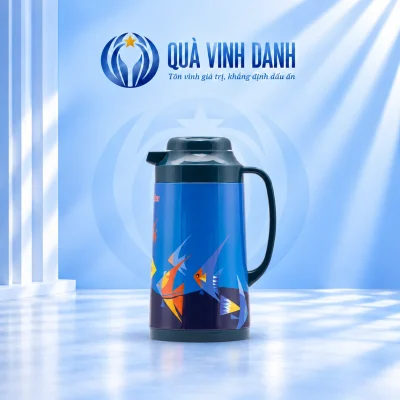 Phích Rạng Đông RD1040TS 1L xanh họa tiết cá quai dài bên phải nắp sẫm màu giữ nhận diện trên nền Quà Vinh Danh không bục