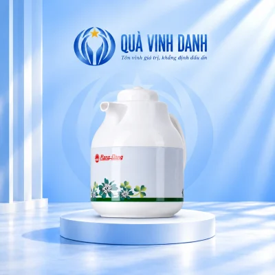 Phích Rạng Đông RD1055TS 1L hoa xanh thân sáng logo đỏ quai bên nắp trắng trên nền Quà Vinh Danh có bục