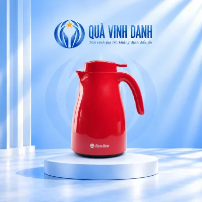 Phích Rạng Đông RD1542N3E màu đỏ quai cong nắp đóng giữ logo sáng gần chân và đế đen trên nền Quà Vinh Danh có bục