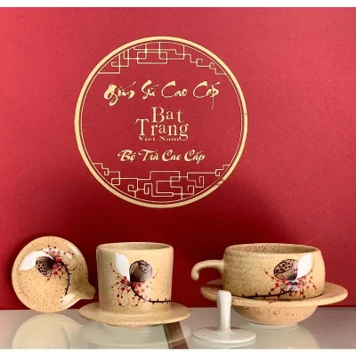 Ảnh nguồn bộ phin đài sen men kem tháo rời với nắp, thân phin, cốc, đĩa và chi tiết ép màu trắng