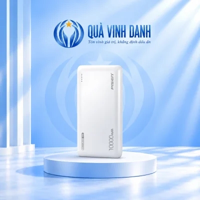 Minh họa một sạc PISEN TP-D094 trắng giữ logo PISEN chữ 10000mAh POWER BANK 10W và năm điểm LED trên bục Quà Vinh Danh