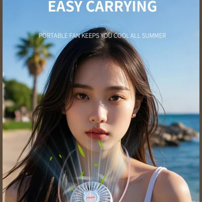 Catalogue PISEN TP-F15 hồng xanh giữ logo chữ 3-Speed Fan With Foldable Lanyard và bối cảnh dây đeo trên người mẫu