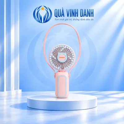 Minh họa PISEN TP-F15 hồng xanh trên bục Quà Vinh Danh giữ logo PISEN tâm tai mèo nhỏ lưới tròn dây đeo dẹt và tay cầm bo góc