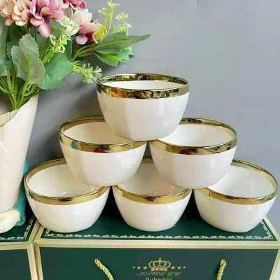 Ảnh thật sáu bát trắng viền vàng xếp ba hai một giữ hoa bối cảnh và chữ trên hộp khác tư liệu Happy Life
