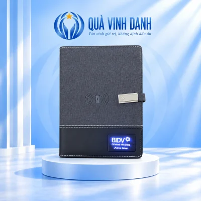 Minh họa sổ còng tích hợp sạc bản xám đen trên bục Quà Vinh Danh, giữ BIDV Chi nhánh Kiên Giang Kính tặng