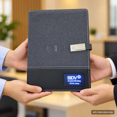 Bối cảnh minh họa trao sổ còng tích hợp sạc xám đen, giữ BIDV Chi nhánh Kiên Giang Kính tặng theo nguồn