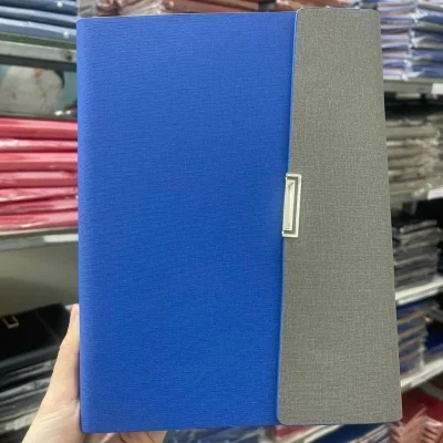 Ảnh thật nguồn sổ SC01 xanh phối xám được cầm trên tay, giữ bìa trống và chi tiết chữ nhật tại mép gập
