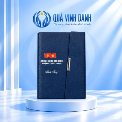 Minh họa sổ còng SC01-A5 xanh đậm trên bục Quà Vinh Danh, giữ tên Chi bộ Bến Dược nhiệm kỳ 2022–2025 và Kính Tặng